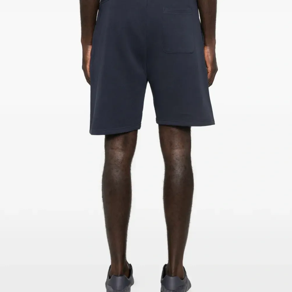 Спортивные шорты на завязках