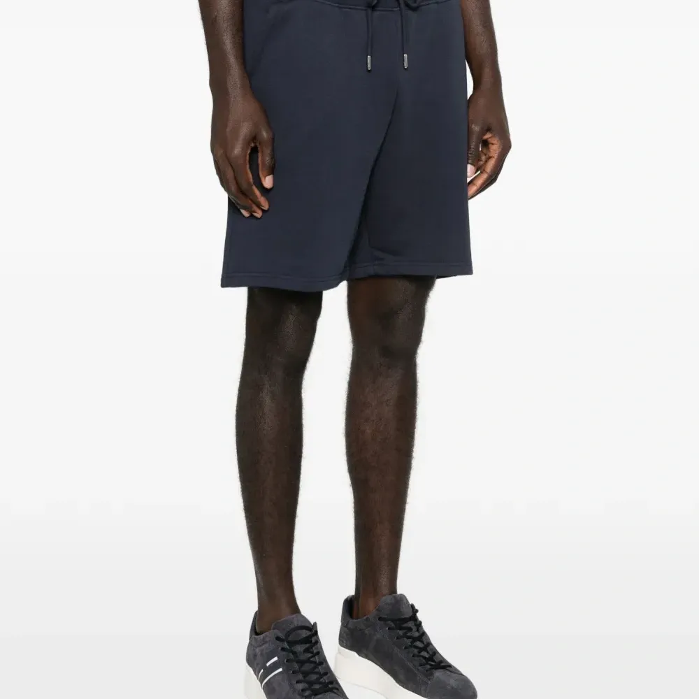 Спортивные шорты на завязках