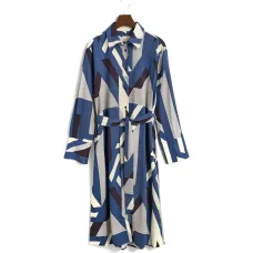 Платье-рубашка миди с узором и поясом на талии