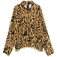 Футболка с анималистичным принтом и воротником-стойкой