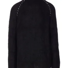 Свитер с высоким воротом и длинными рукавами