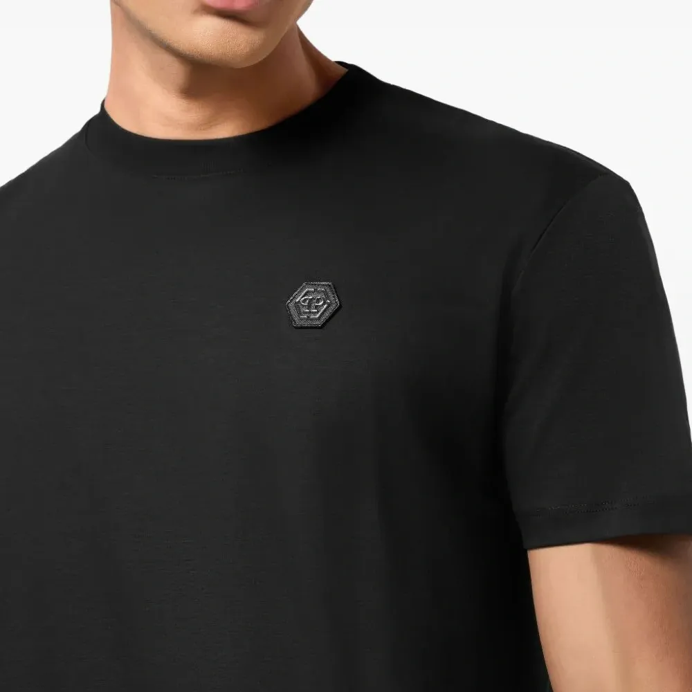 Футболка с логотипом на табличке