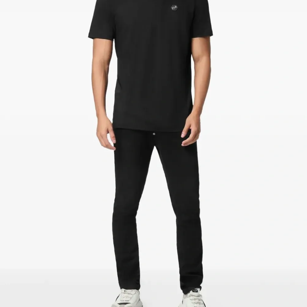 Футболка с логотипом на табличке