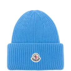 Шапка с нашивкой-логотипом