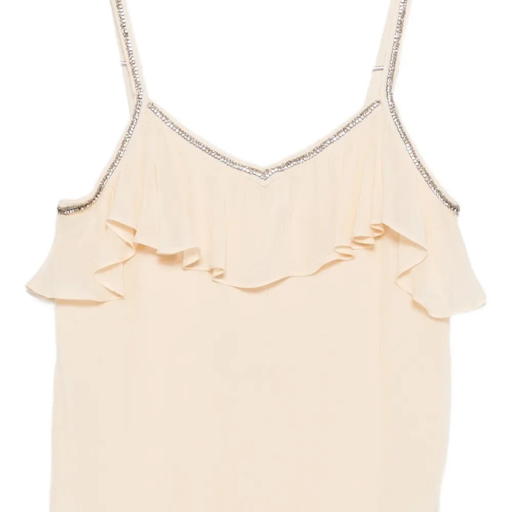 Топ с оборками и украшением стразами Топ с оборками и украшением стразами