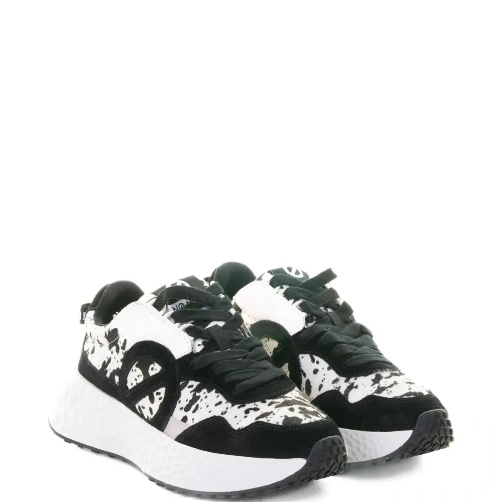 Кроссовки на шнуровке с анималистичным принтом Кроссовки на шнуровке с анималистичным принтом