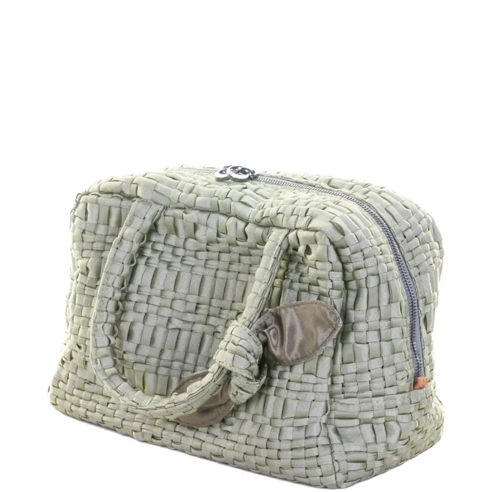 Сумка-тоут с бантом и плетёной текстурой