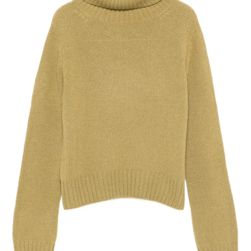 Свитер с высоким воротом