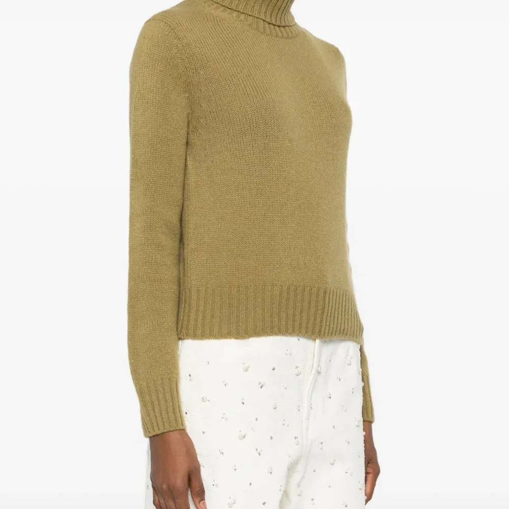 Свитер с высоким воротом