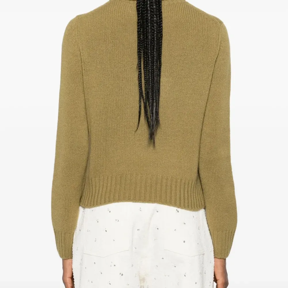 Свитер с высоким воротом