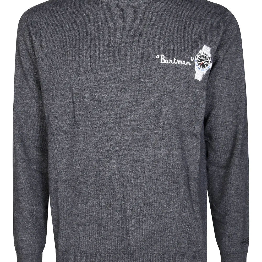 Свитер с вышитым логотипом