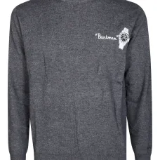 Свитер с вышитым логотипом