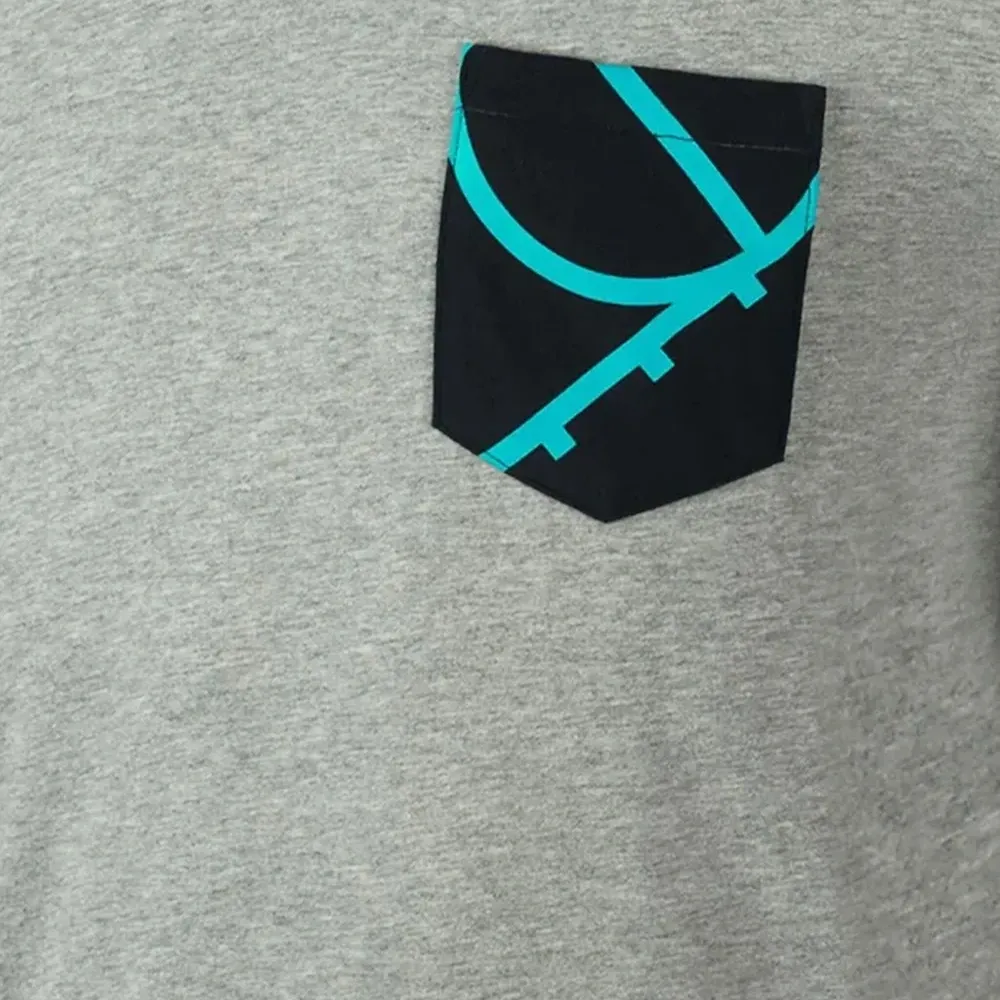 Футболка с накладным карманом