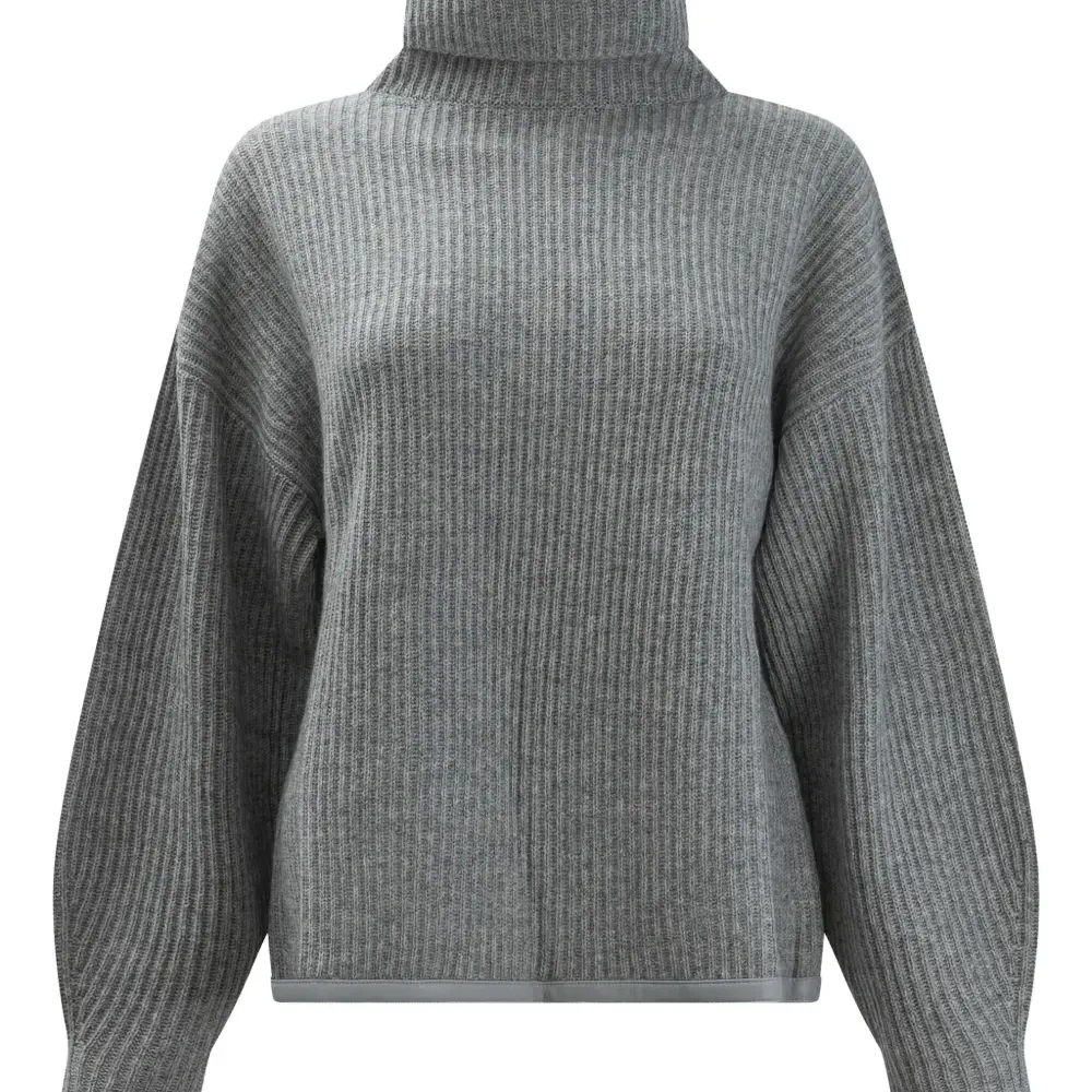 Свитер в рубчик с высоким воротником Свитер в рубчик с высоким воротником