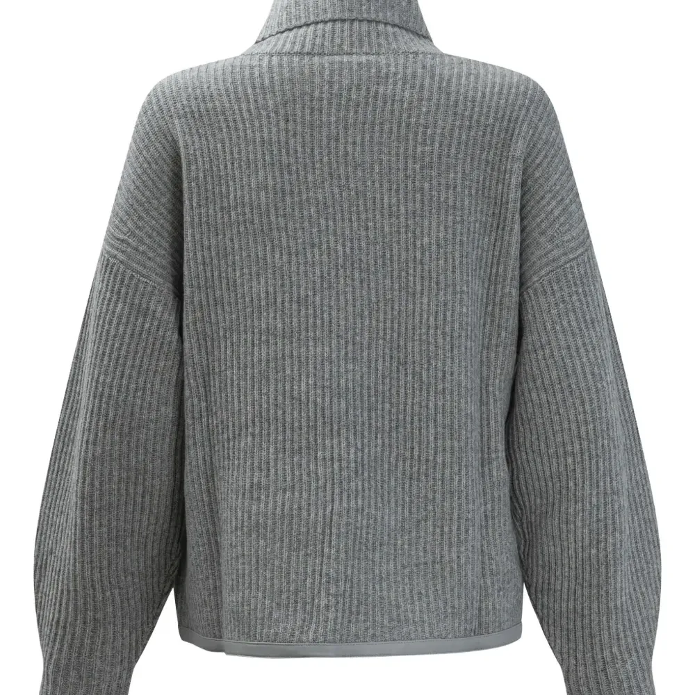 Свитер в рубчик с высоким воротником Свитер в рубчик с высоким воротником