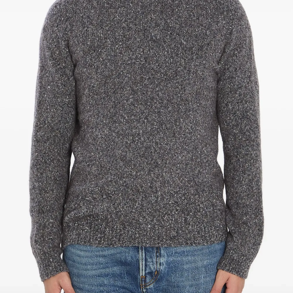 Вязаный свитер с круглым вырезом