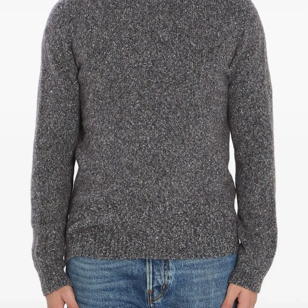 Вязаный свитер с круглым вырезом