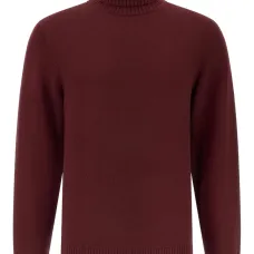 Свитер с высоким воротником