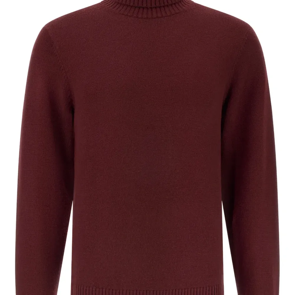 Свитер с высоким воротником