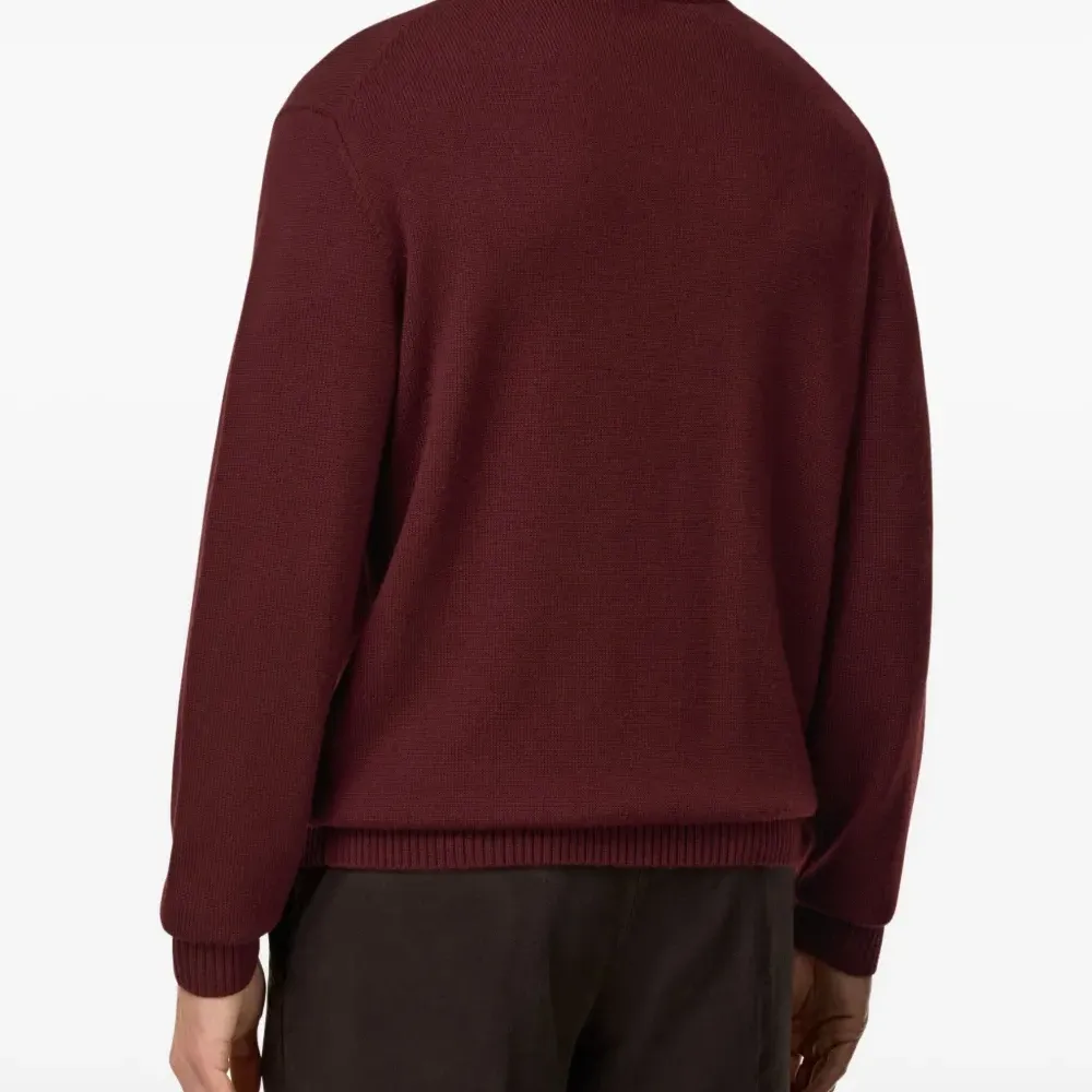 Свитер с высоким воротником