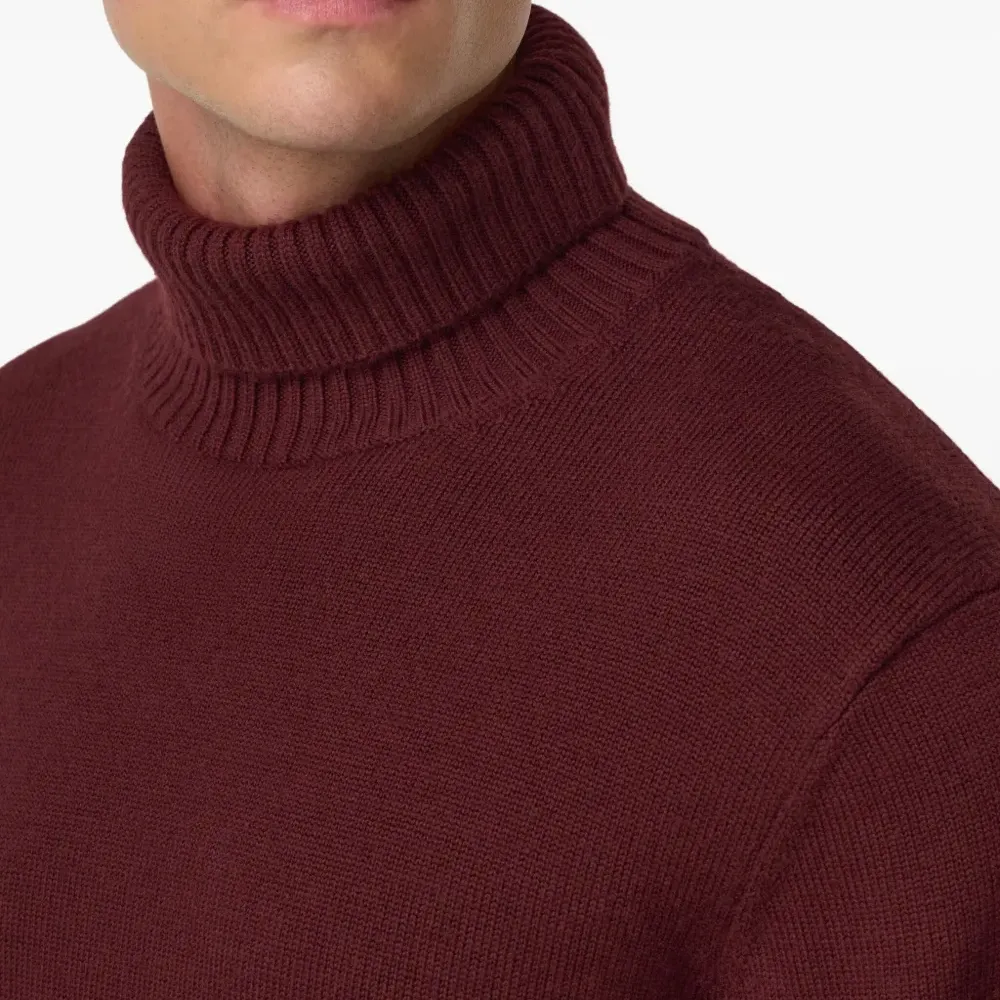 Свитер с высоким воротником