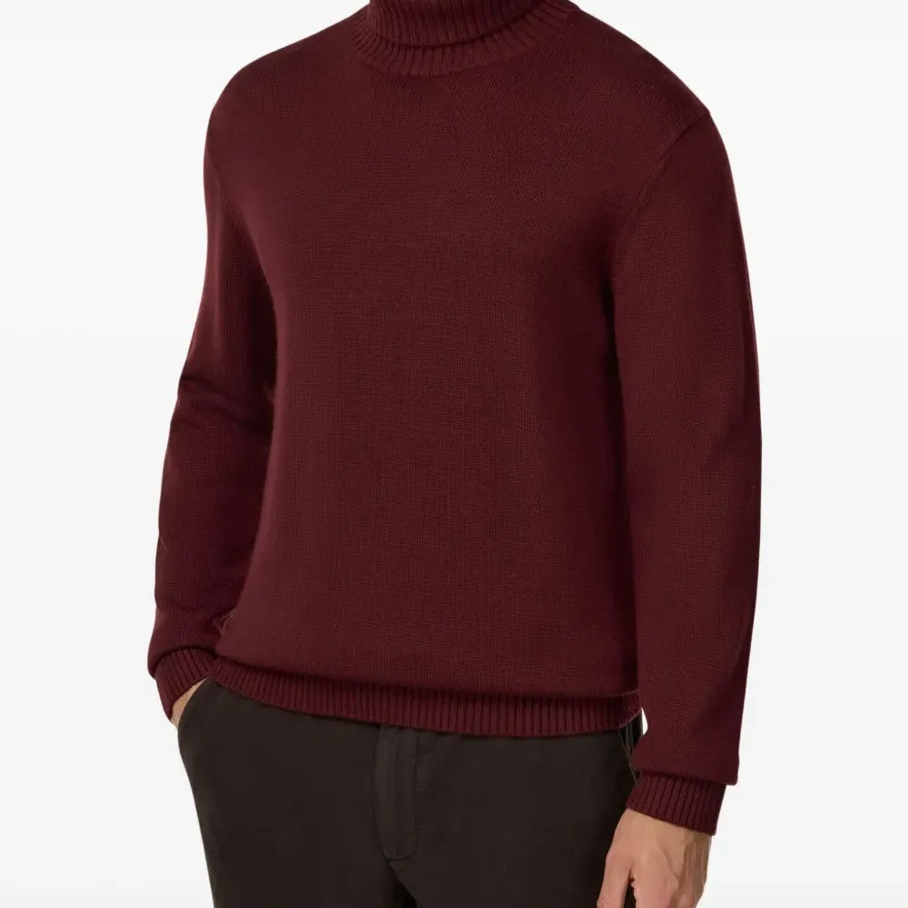 Свитер с высоким воротником