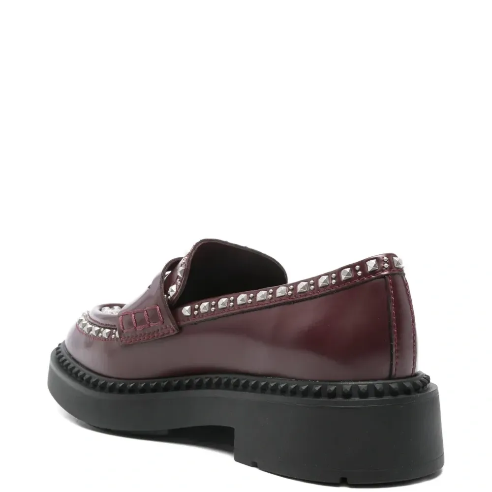 Лоферы из кожи с заклёпками