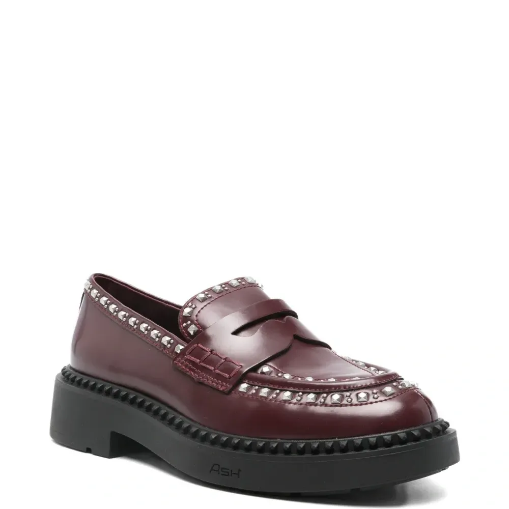 Лоферы из кожи с заклёпками