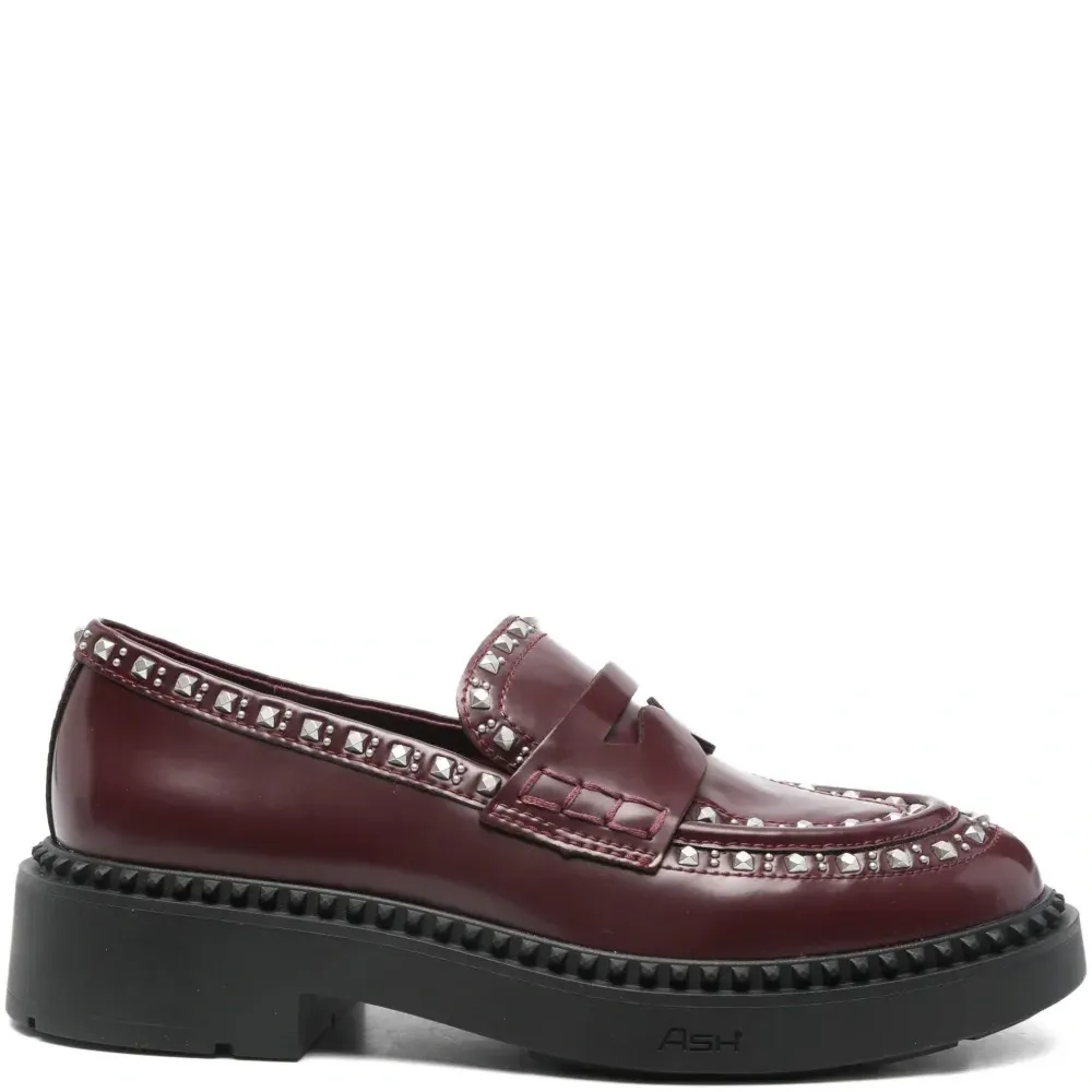 Лоферы из кожи с заклёпками