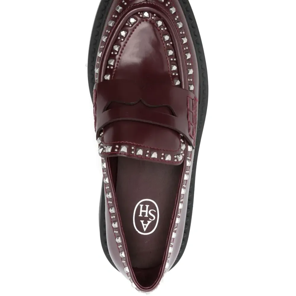 Лоферы из кожи с заклёпками