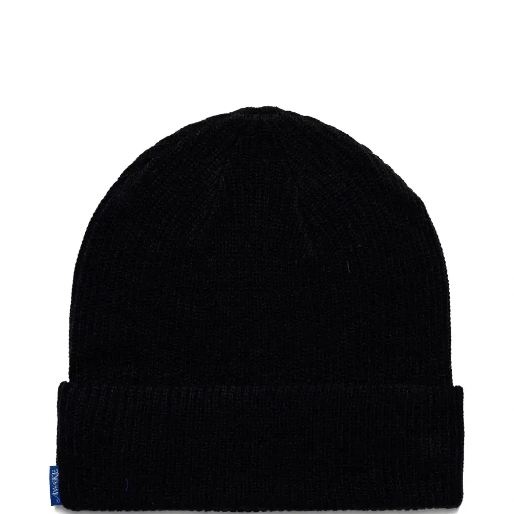 Вязаная шапка с вышивкой