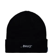 Вязаная шапка с вышивкой