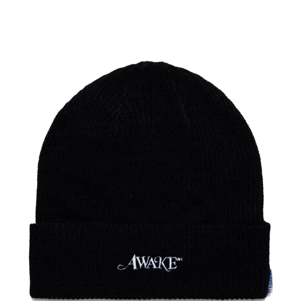 Вязаная шапка с вышивкой