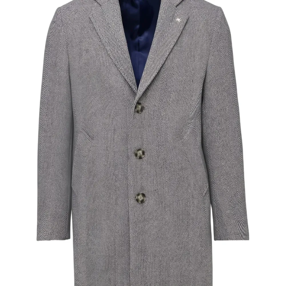 Пальто на пуговицах