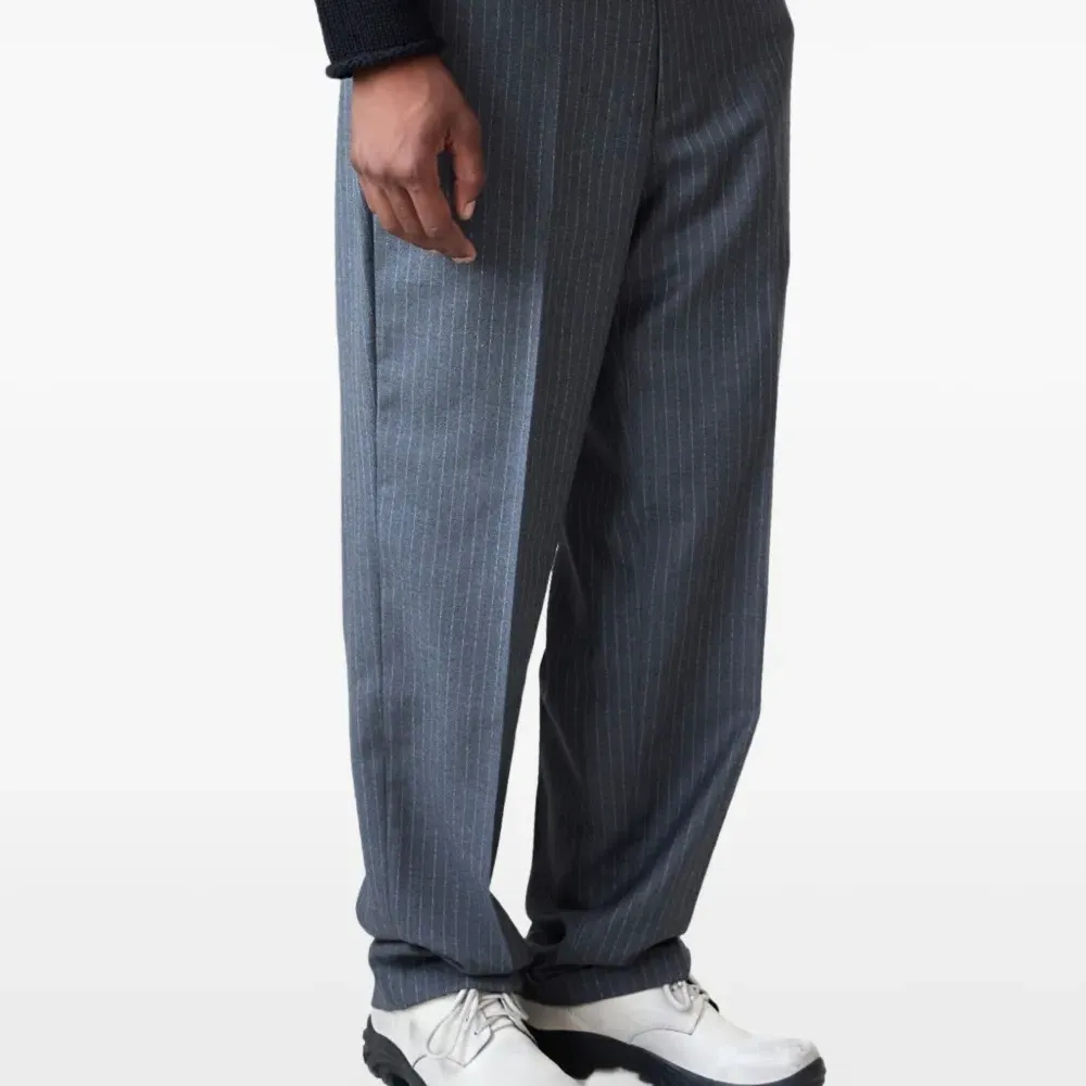 Брюки в тонкую полоску