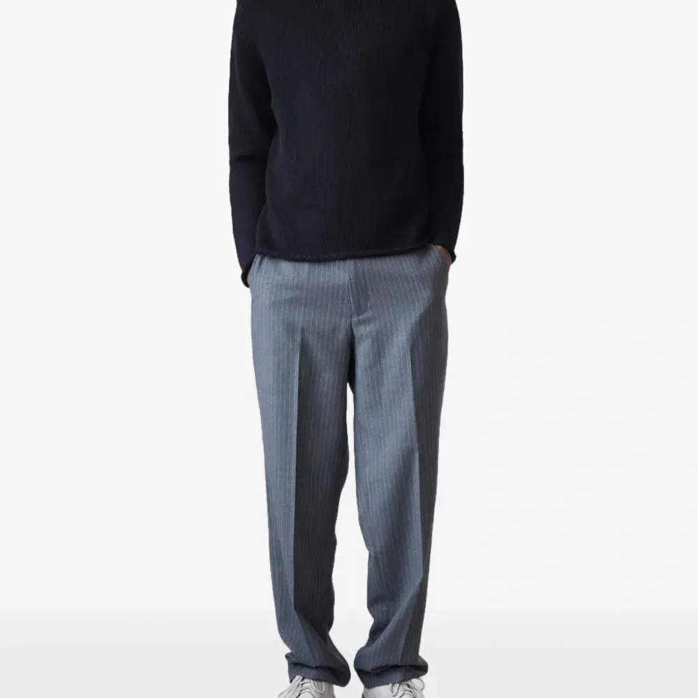 Брюки в тонкую полоску