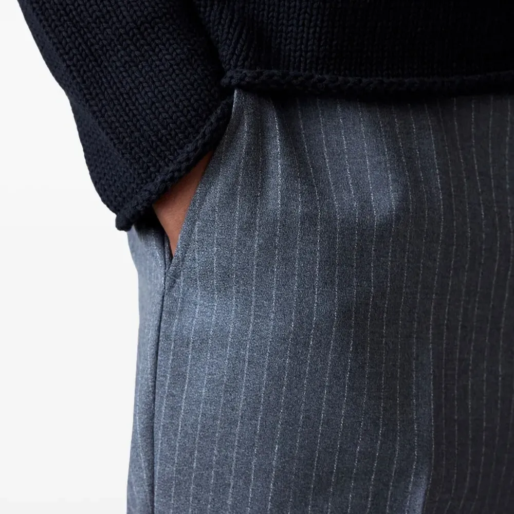 Брюки в тонкую полоску