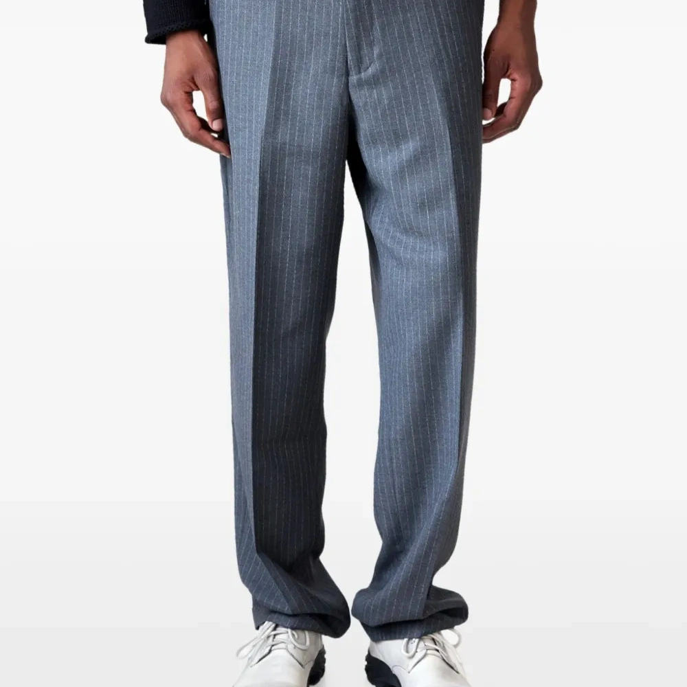 Брюки в тонкую полоску