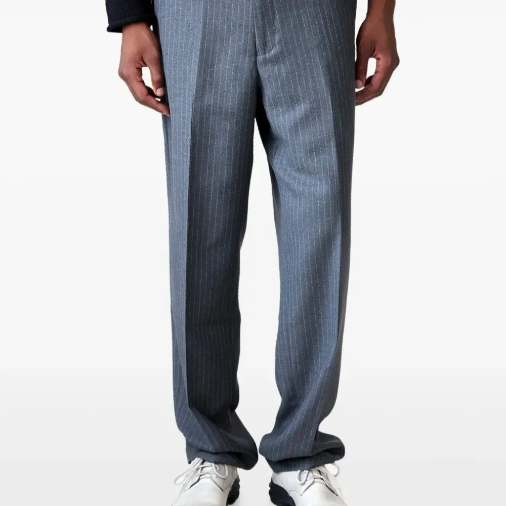 Брюки в тонкую полоску