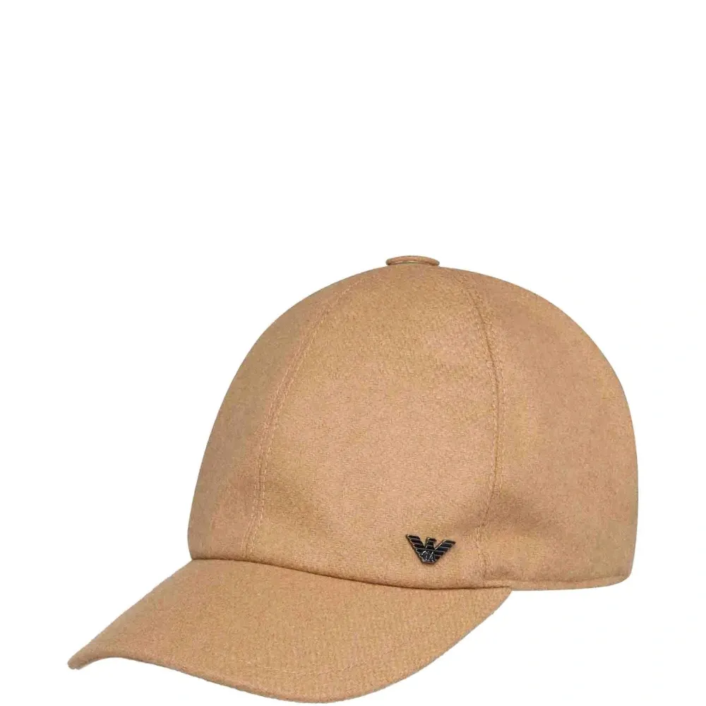 Кепка с застёжкой на кнопке