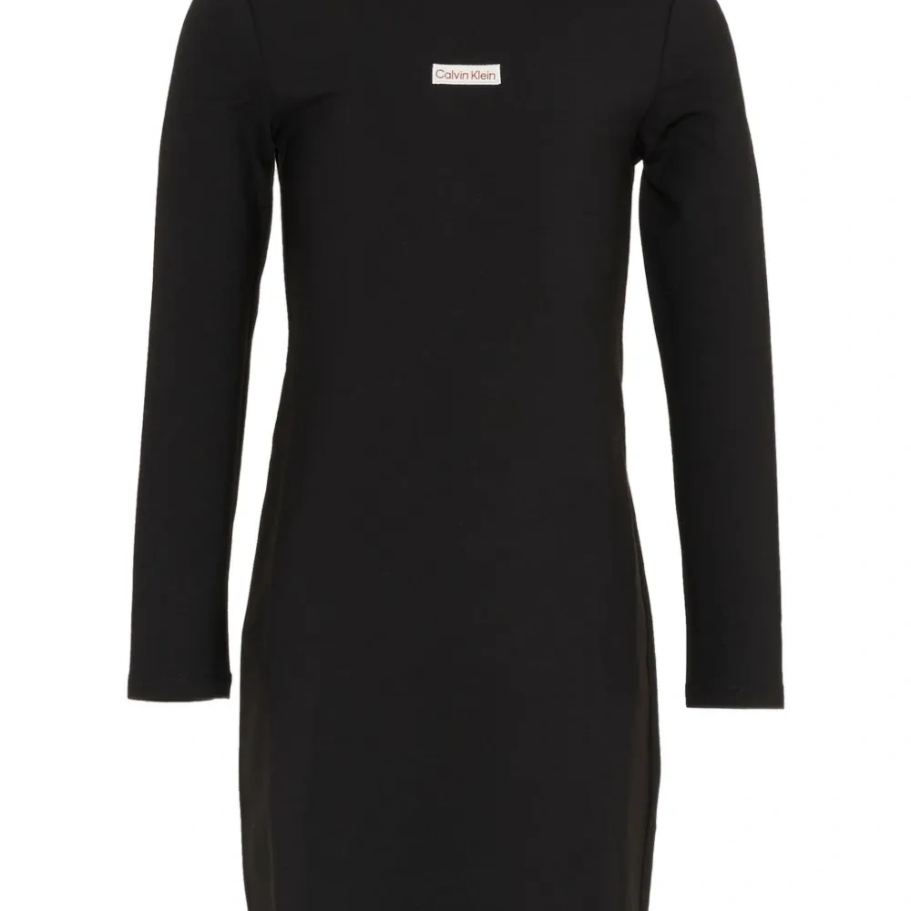 Платье с длинными рукавами