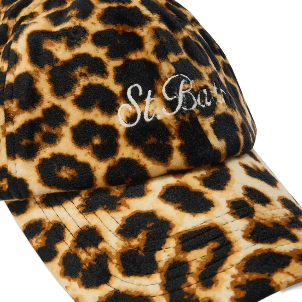 Бейсболка с вышитым логотипом и леопардовым принтом