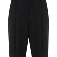 Шорты с центральной стрелкой и эмблемой-табличкой