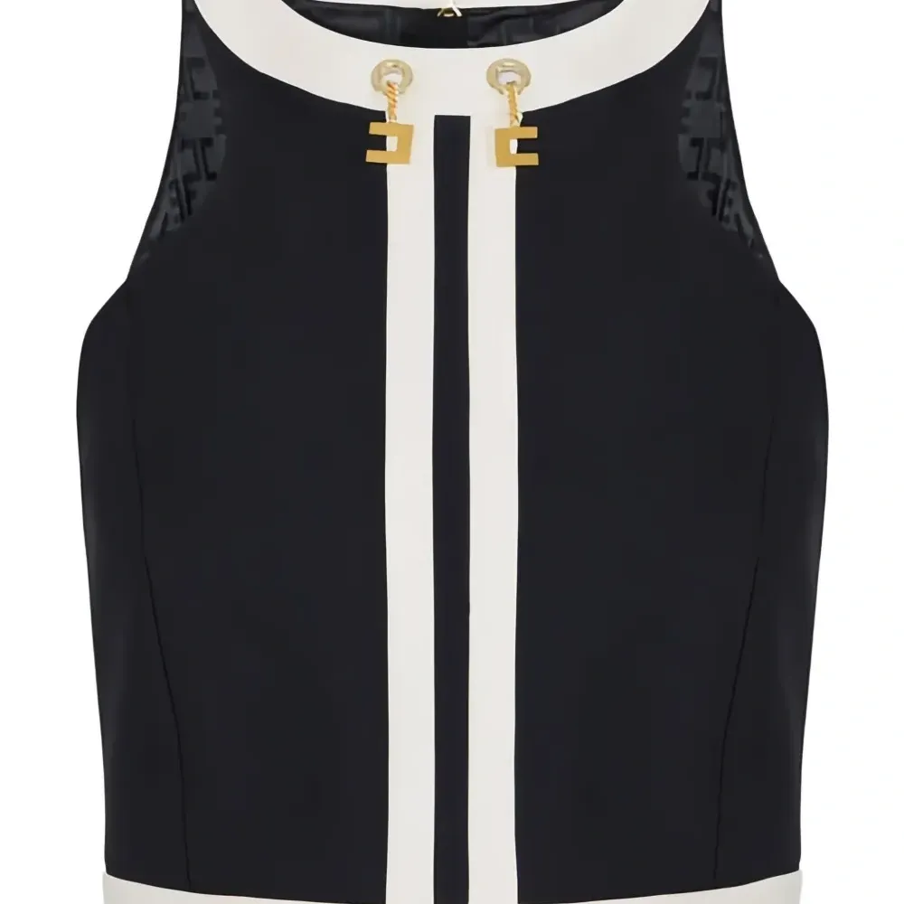 Топ с цветными блоками и цепочкой с логотипом