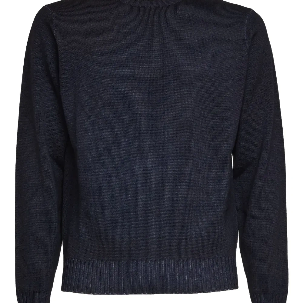 Свитер с круглым вырезом