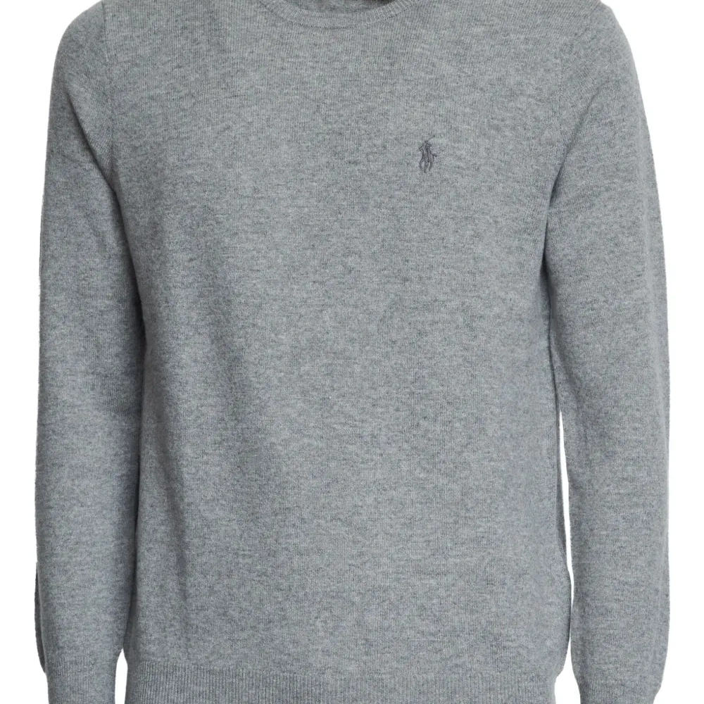 Свитер с вышитым логотипом