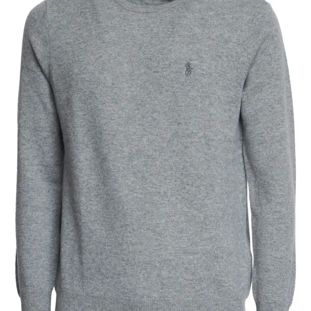 Свитер с вышитым логотипом