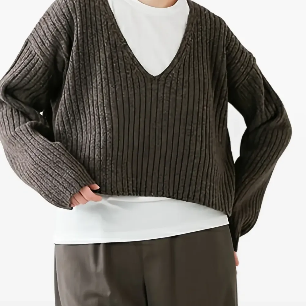 Свитер в рубчик с V-образным вырезом