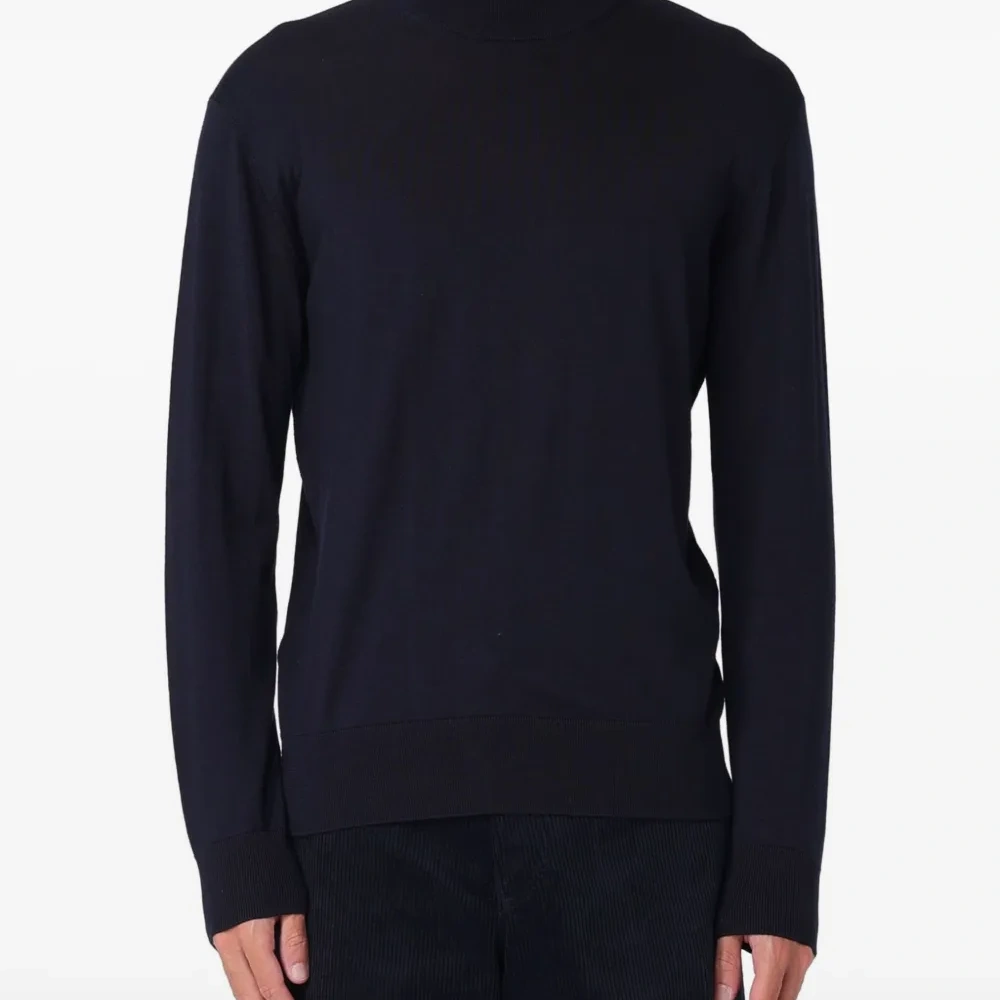 Свитер с круглым вырезом