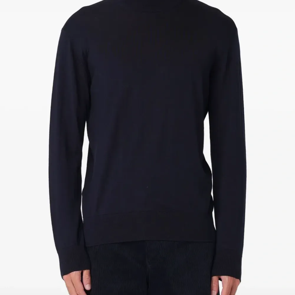 Свитер с круглым вырезом